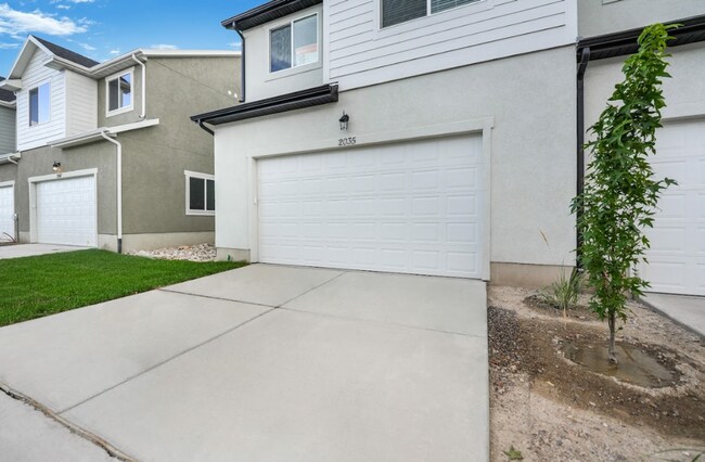 Building Photo - Pet-Friendly End-Unit Townhome in Lehi.