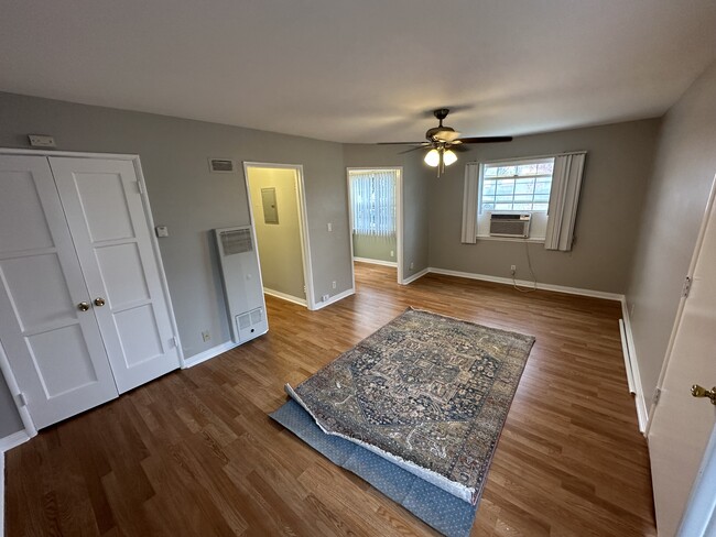 Studio Apartment - 1841 Riverside Dr