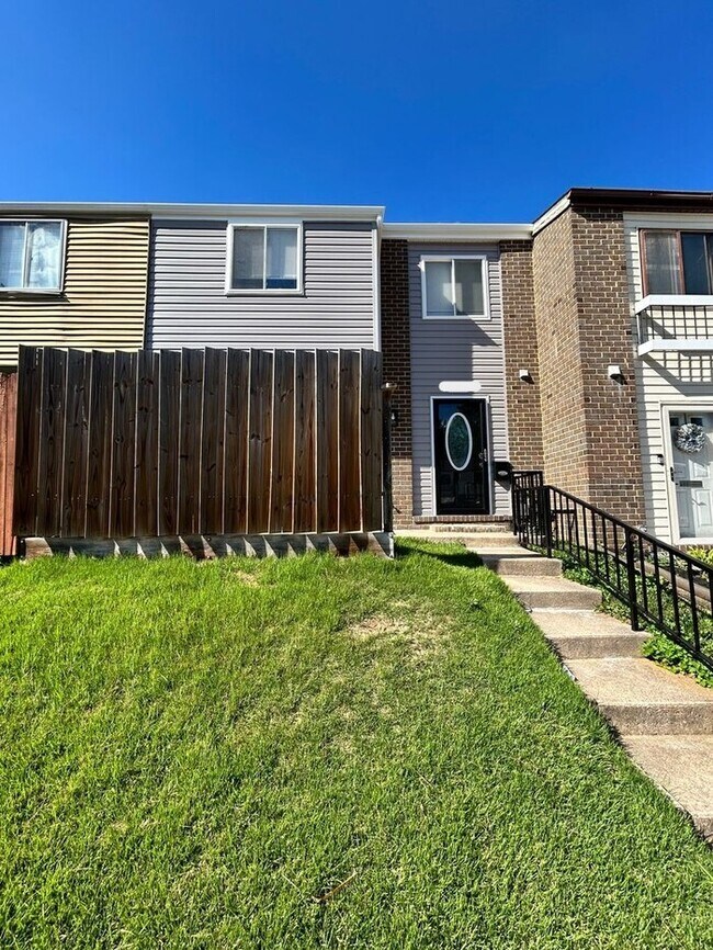 Building Photo - 3 Bedrooms 3.5 Bathrooms Townhome