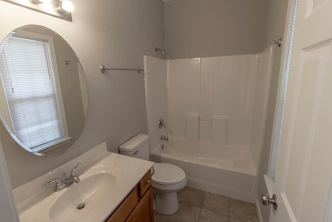 Building Photo - 1938 Center St