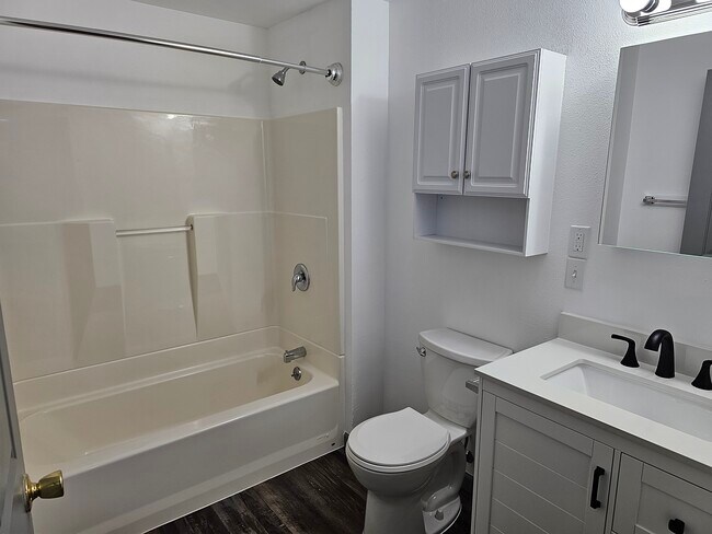 Building Photo - 2409 E Columbia Ave