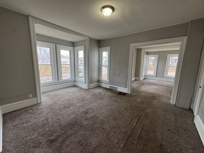 Building Photo - 5 bedroom 2 bath house in Moline