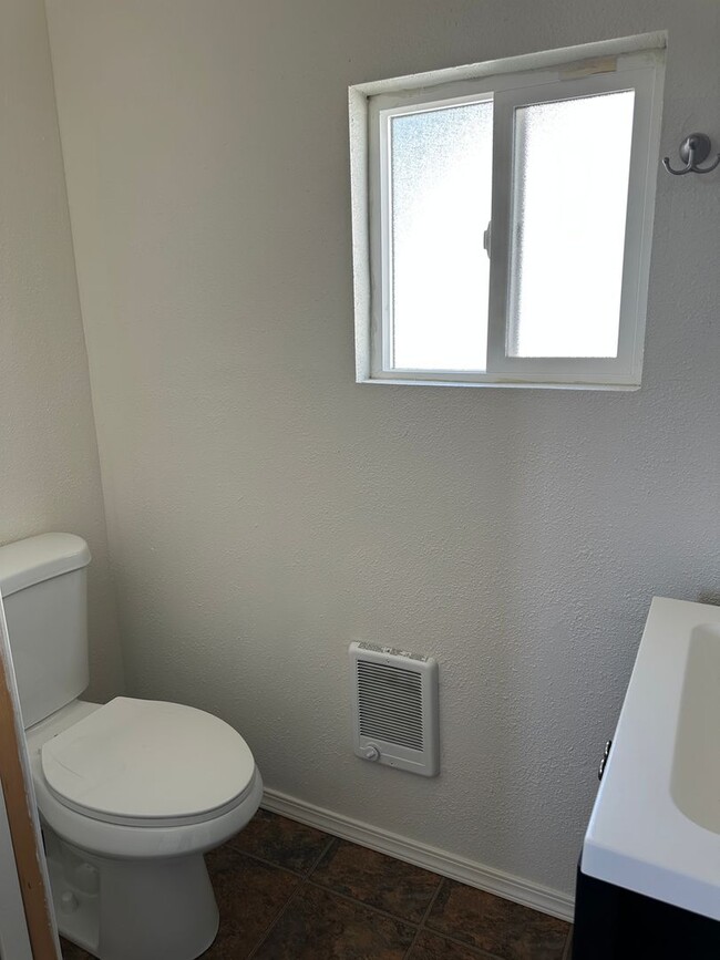 Building Photo - 3 Bedroom 1.5 Bathroom Home WSG Included! ...