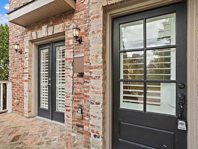 Building Photo - Perfect Brownstone in Sylvan Park near Wes...