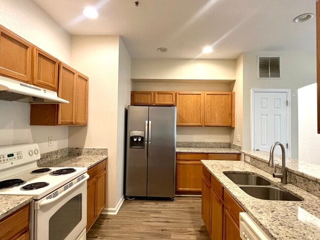 Building Photo - 3 Bedroom, 2.5 Bathroom 2-Story Townhouse in Gated Community - Kissimmee