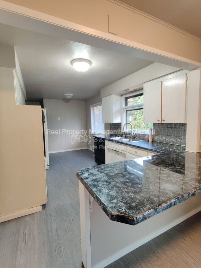 Building Photo - 7528 W Umatilla Ave