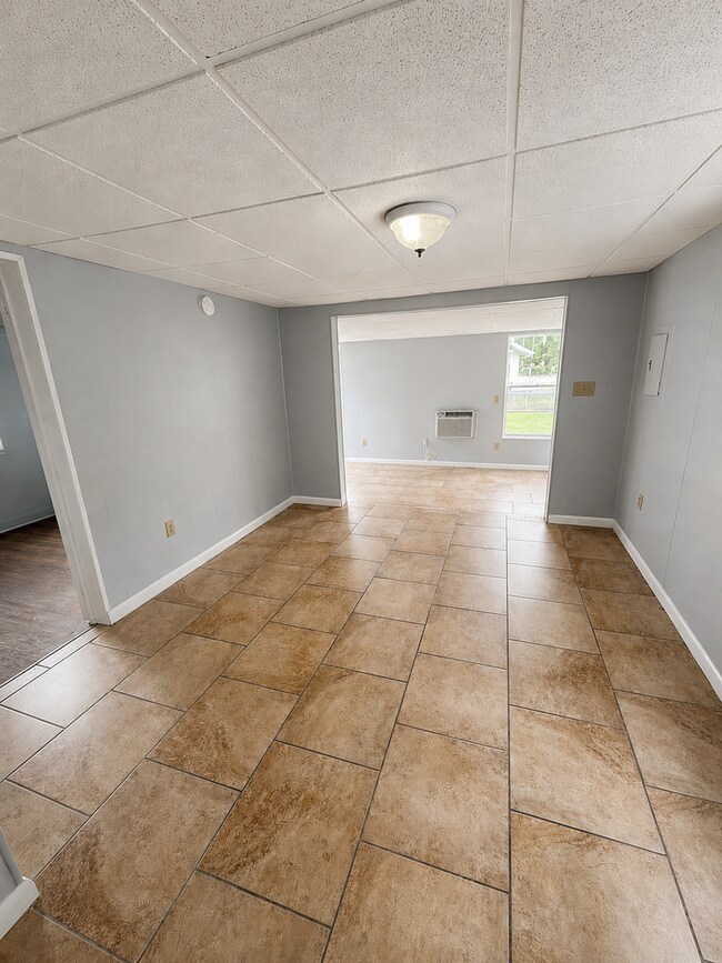 Building Photo - Spacious 2BR/2BA Zephyrhills Home with Huge Enclosed Porch!