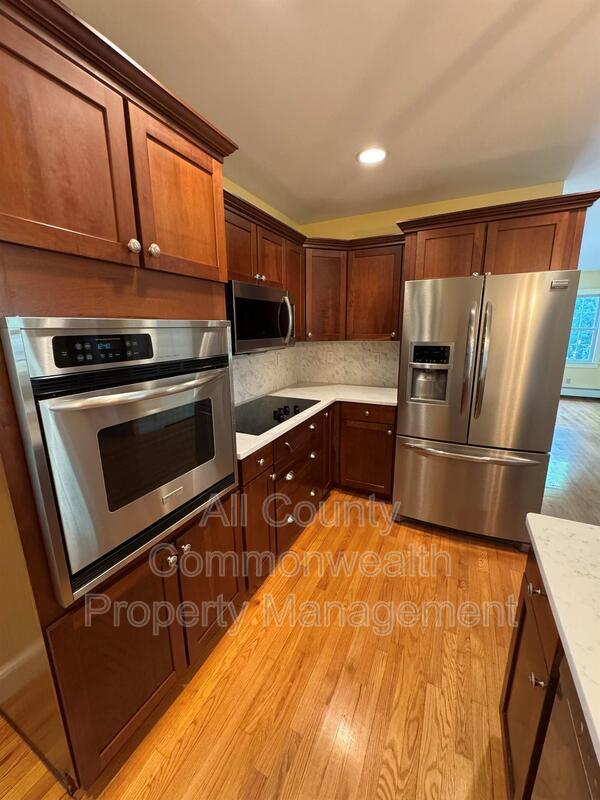 Building Photo - 49 Hoppin Hill Ave