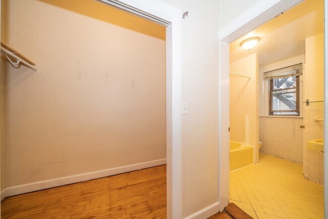 Building Photo - 1728 Beacon St