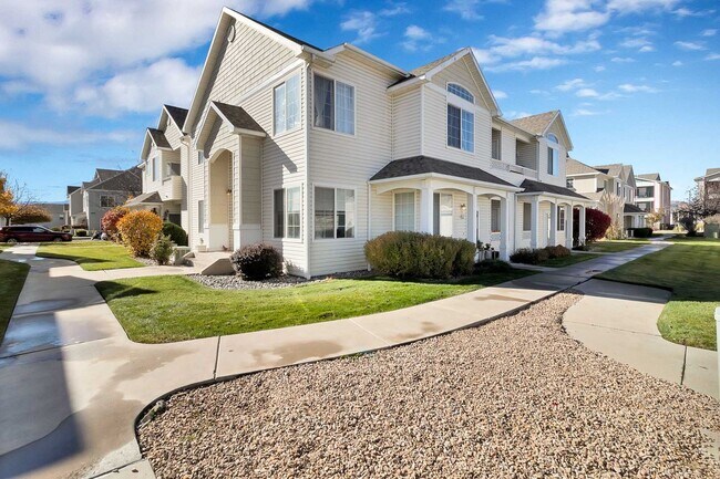 Building Photo - Modern 2-Bedroom, 2-Bath Condo in Grand Junction