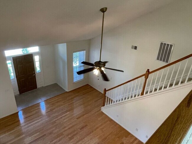 Building Photo - NW Brick Townhome, Granite Counter-Tops, W...