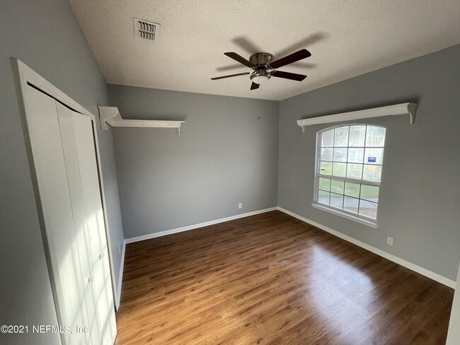 Building Photo - 1827 Wildwood Creek Ln