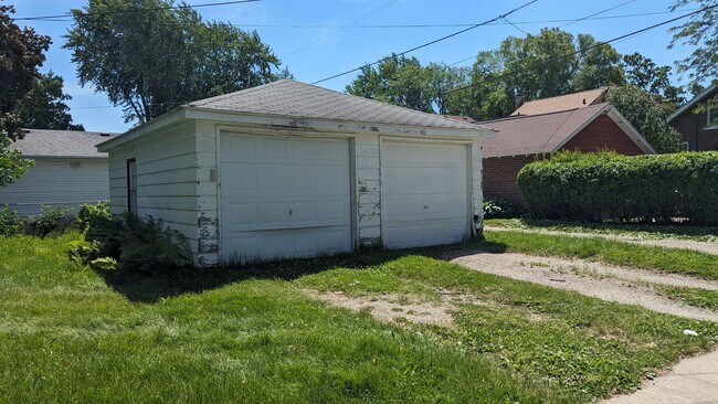 Building Photo - 637-639 Home Park Blvd