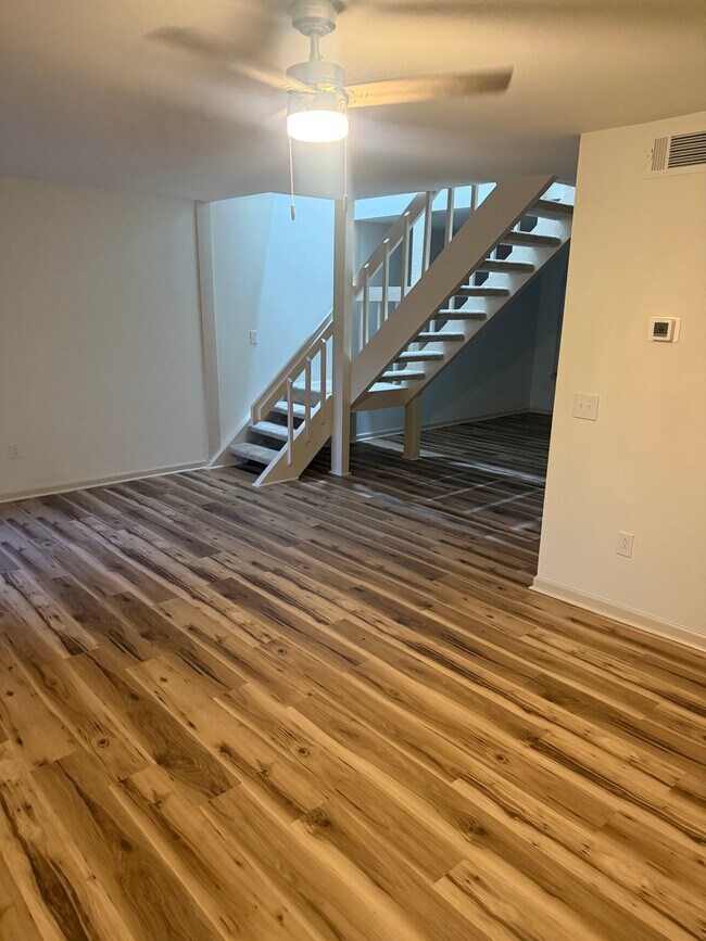 Building Photo - 5769 Dewsbury Ln