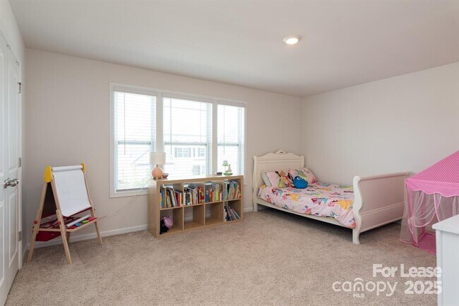 Building Photo - 2046 Saddlebred Dr