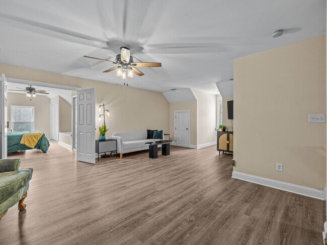 Building Photo - Beauty by the Water!