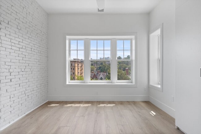 Building Photo - 300-1581 Beacon St
