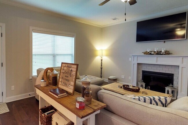 Building Photo - 708 Tree Top Trl