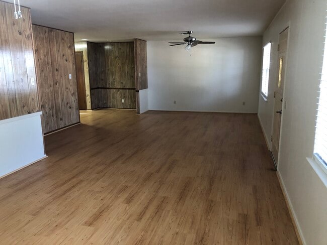 Building Photo - 109 Broadmoor Dr
