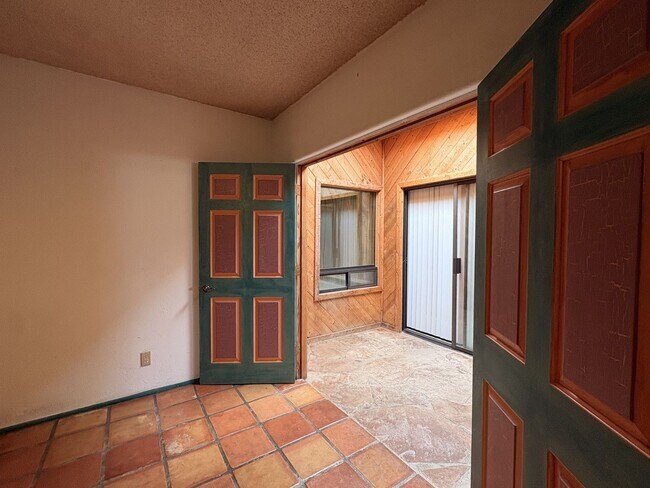 Building Photo - 3 Bed 2 Bath Historic Southern Home