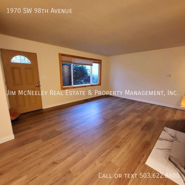 Building Photo - Remodeled 2-Bedroom Duplex with Bonus Room...