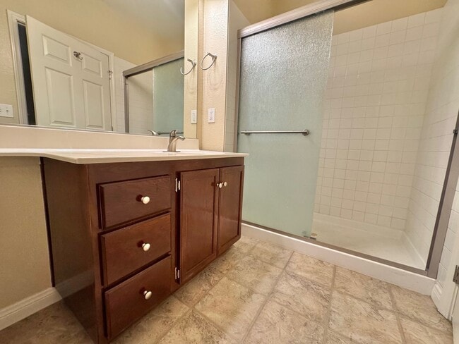 Building Photo - SPACIOUS 3 BEDROOM 2 FULL BATH CONDO IN GA...