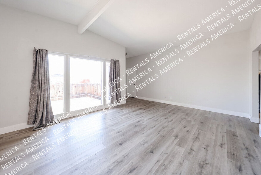 Building Photo - 2110 W Greenbriar Dr