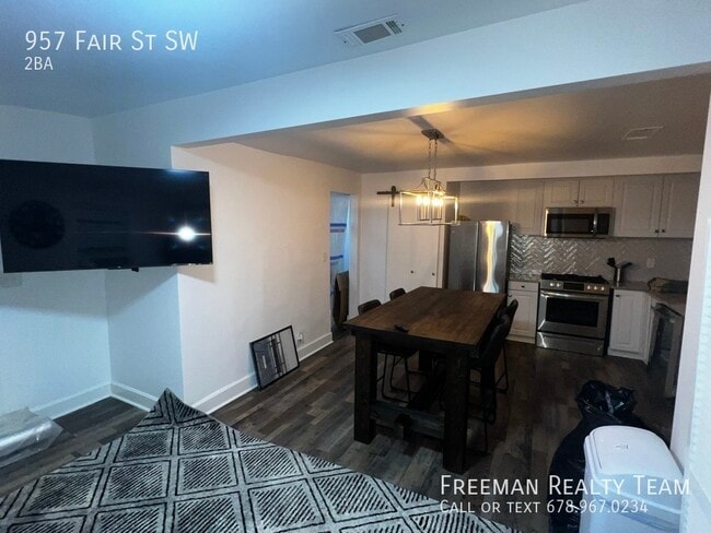 Building Photo - Newly Renovated Shared Student House Near ...