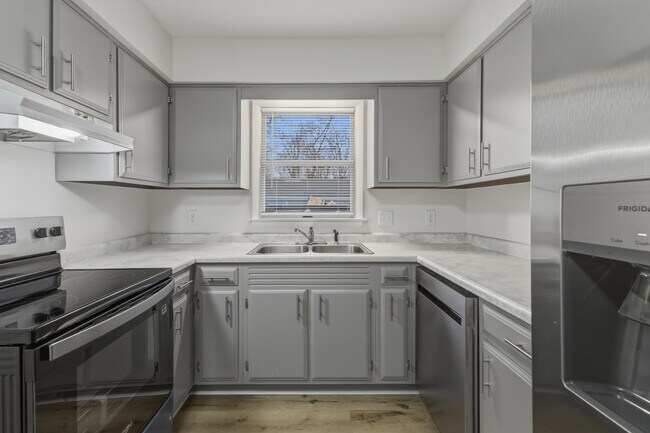 Building Photo - 4054 Stonehenge Dr