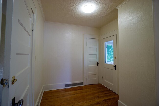 Building Photo - Large Newly Renovated Second Floor Flat Av...
