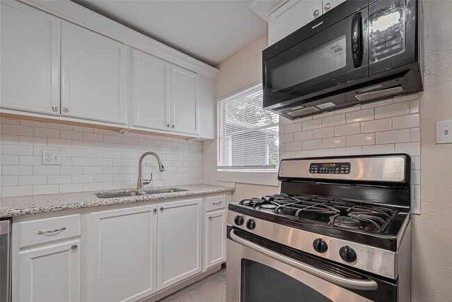 Building Photo - 2226 Rainbow Dr