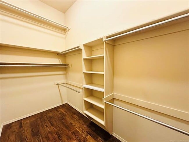Building Photo - HOUSE FOR RENT