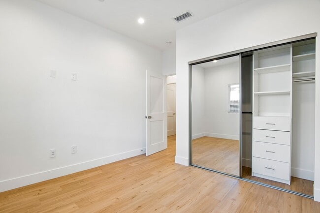 Building Photo - Modern 5 bedroom House for lease in Northr...