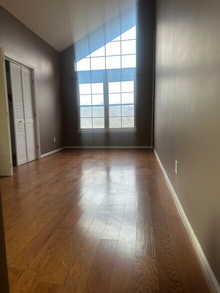 Building Photo - 5080 Heathglen Cir