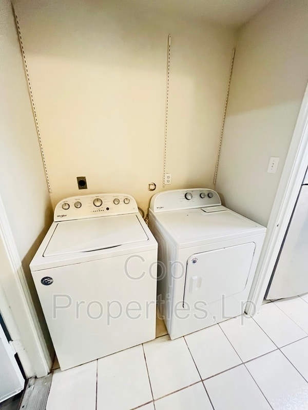 Building Photo - 6319 Waddesdon Wood