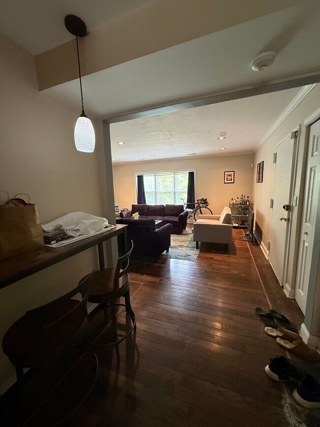 Building Photo - Spacious, Renovated Brighton / Oak Square area Condo with parking for September 1st - NO FEE