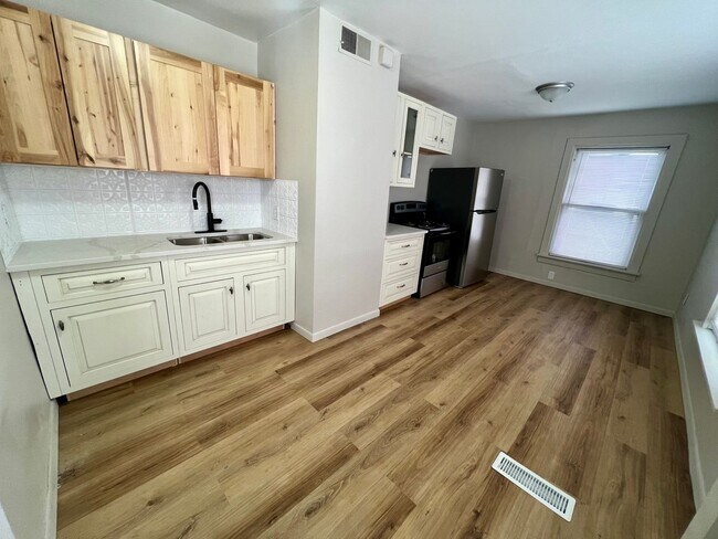 Building Photo - $870 - 2 bed 1 bath beautiful apartment