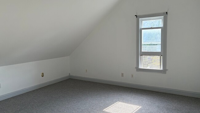 Building Photo - 64 Chestnut St