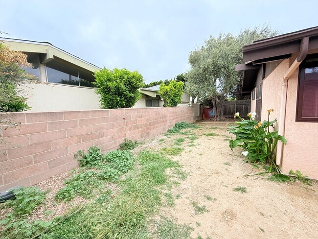 Building Photo - 401 N Lupine St