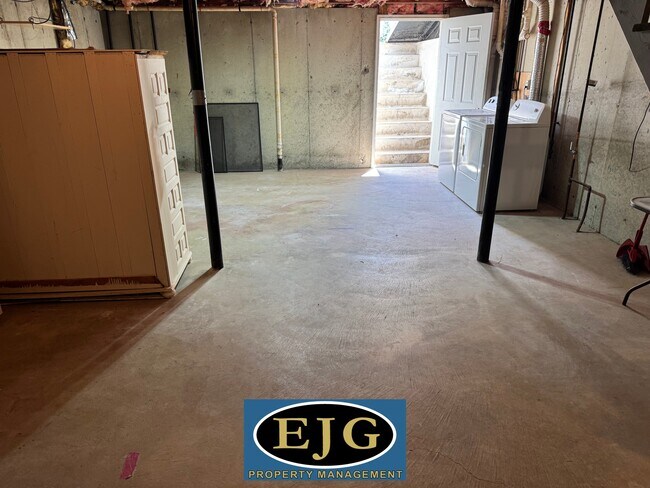 Building Photo - 158 Beech St