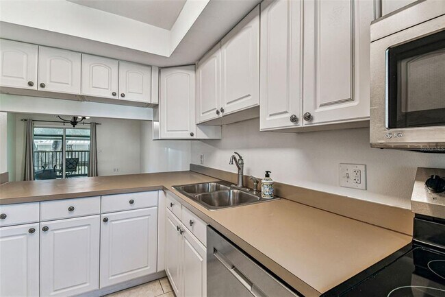 Building Photo - 3803 N Oak Dr
