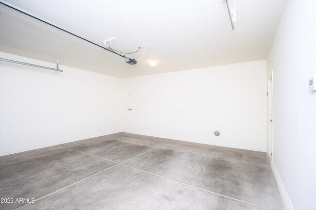 Building Photo - 261 N Sandal