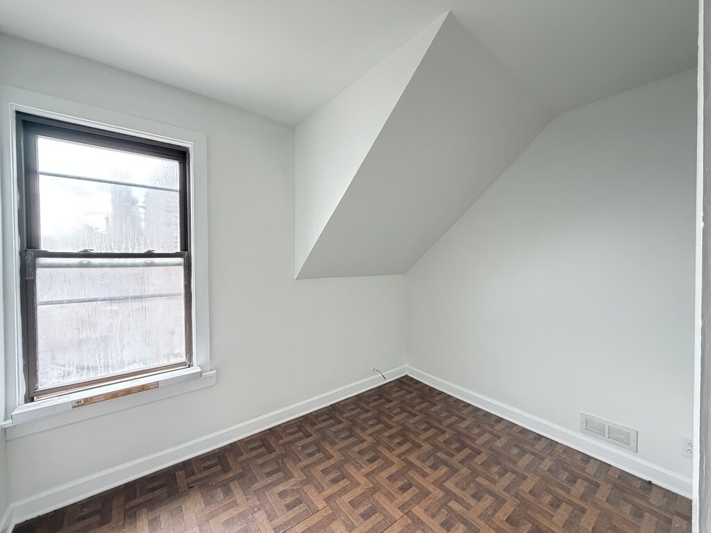 Building Photo - 1609 N McVicker Ave