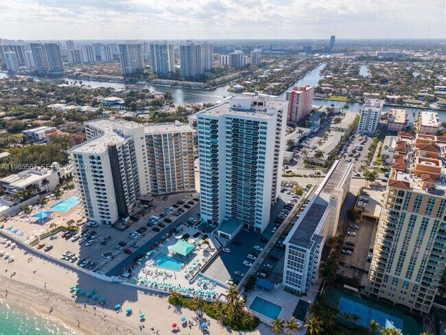 Building Photo - 3140 S Ocean Dr
