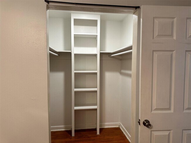 Building Photo - 2022 Branard St