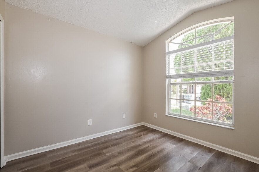 Building Photo - 9710 Red Clover Ave