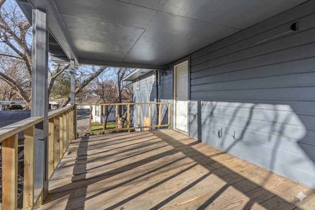 Building Photo - 3-Bedrooms and 2.5-Bathroom House - Convenient Living Near Oak Cliff & Downtown Dallas