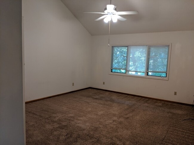 Building Photo - 3 BEDROOM 3 BATH DUPLEX NEAR MILITARY BASES