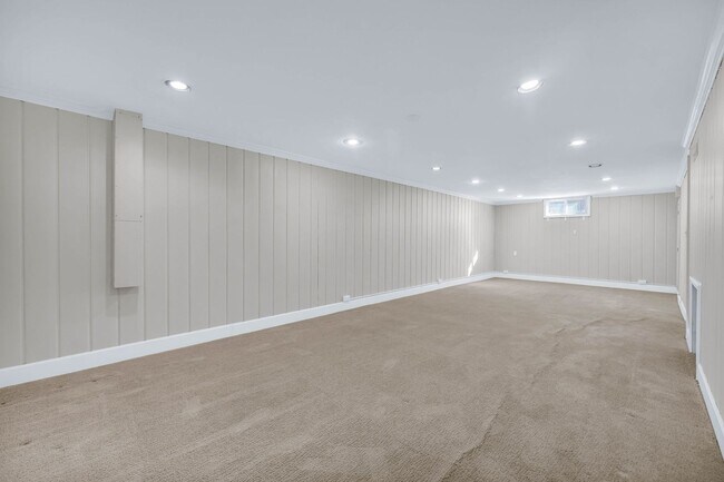Building Photo - Stunning Single Family Home In Excellent L...