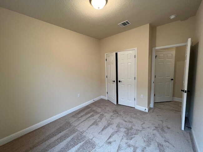 Building Photo - 704 Falkland Trace